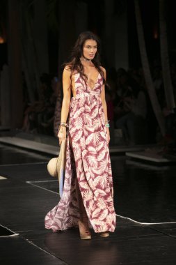 Manken Maaji yaz koleksiyonu 2018 defile sırasında üzerinde 23 Temmuz 2017 Miami Beach Setai Hotel Funkshion yüzmek 2017 için pist yürür