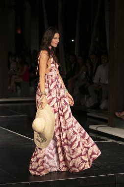 Manken Maaji yaz koleksiyonu 2018 defile sırasında üzerinde 23 Temmuz 2017 Miami Beach Setai Hotel Funkshion yüzmek 2017 için pist yürür