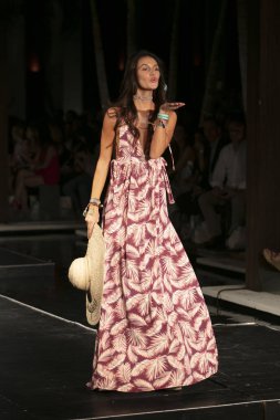 Manken Maaji yaz koleksiyonu 2018 defile sırasında üzerinde 23 Temmuz 2017 Miami Beach Setai Hotel Funkshion yüzmek 2017 için pist yürür