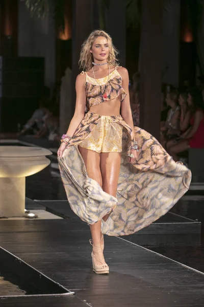 Manken Maaji yaz koleksiyonu 2018 defile sırasında üzerinde 23 Temmuz 2017 Miami Beach Setai Hotel Funkshion yüzmek 2017 için pist yürür