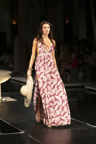 Manken Maaji yaz koleksiyonu 2018 defile sırasında üzerinde 23 Temmuz 2017 Miami Beach Setai Hotel Funkshion yüzmek 2017 için pist yürür