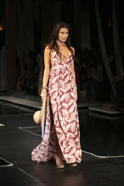 Manken Maaji yaz koleksiyonu 2018 defile sırasında üzerinde 23 Temmuz 2017 Miami Beach Setai Hotel Funkshion yüzmek 2017 için pist yürür