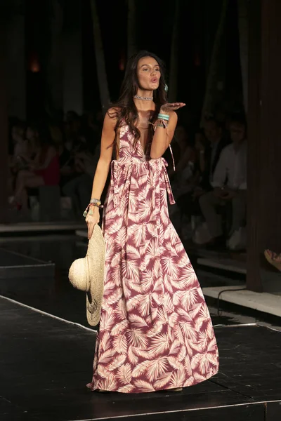 Manken Maaji yaz koleksiyonu 2018 defile sırasında üzerinde 23 Temmuz 2017 Miami Beach Setai Hotel Funkshion yüzmek 2017 için pist yürür