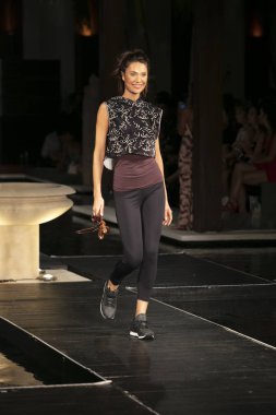 Manken Maaji yaz koleksiyonu 2018 defile sırasında üzerinde 23 Temmuz 2017 Miami Beach Setai Hotel Funkshion yüzmek 2017 için pist yürür