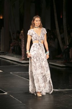 Manken Maaji yaz koleksiyonu 2018 defile sırasında üzerinde 23 Temmuz 2017 Miami Beach Setai Hotel Funkshion yüzmek 2017 için pist yürür