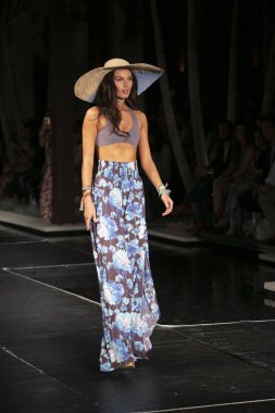 Manken Maaji yaz koleksiyonu 2018 defile sırasında üzerinde 23 Temmuz 2017 Miami Beach Setai Hotel Funkshion yüzmek 2017 için pist yürür