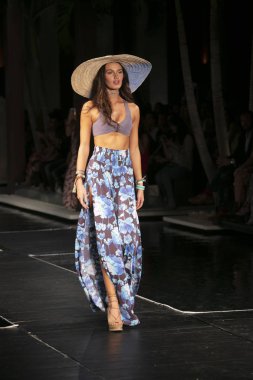 Manken Maaji yaz koleksiyonu 2018 defile sırasında üzerinde 23 Temmuz 2017 Miami Beach Setai Hotel Funkshion yüzmek 2017 için pist yürür