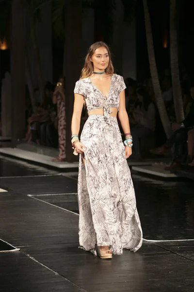 Manken Maaji yaz koleksiyonu 2018 defile sırasında üzerinde 23 Temmuz 2017 Miami Beach Setai Hotel Funkshion yüzmek 2017 için pist yürür