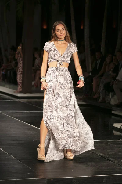 Manken Maaji yaz koleksiyonu 2018 defile sırasında üzerinde 23 Temmuz 2017 Miami Beach Setai Hotel Funkshion yüzmek 2017 için pist yürür