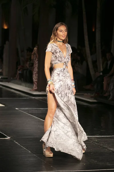 Manken Maaji yaz koleksiyonu 2018 defile sırasında üzerinde 23 Temmuz 2017 Miami Beach Setai Hotel Funkshion yüzmek 2017 için pist yürür