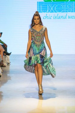 Bir modeli pist Tasarımcısı Luxeisle için sanat, kalp, moda Edition Faena Forum Miami Beach, Fl üzerinde 14 Temmuz 2018 yüzme sırasında yürür