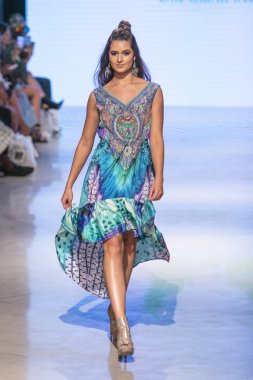 Bir modeli pist Tasarımcısı Luxeisle için sanat, kalp, moda Edition Faena Forum Miami Beach, Fl üzerinde 14 Temmuz 2018 yüzme sırasında yürür