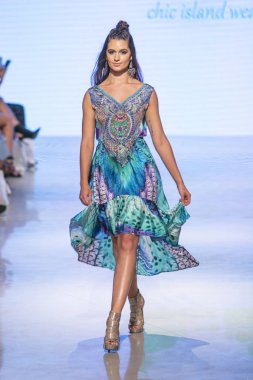 Bir modeli pist Tasarımcısı Luxeisle için sanat, kalp, moda Edition Faena Forum Miami Beach, Fl üzerinde 14 Temmuz 2018 yüzme sırasında yürür