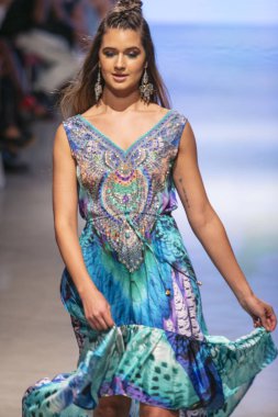 Bir modeli pist Tasarımcısı Luxeisle için sanat, kalp, moda Edition Faena Forum Miami Beach, Fl üzerinde 14 Temmuz 2018 yüzme sırasında yürür