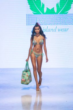 Bir modeli pist Tasarımcısı Luxeisle için sanat, kalp, moda Edition Faena Forum Miami Beach, Fl üzerinde 14 Temmuz 2018 yüzme sırasında yürür