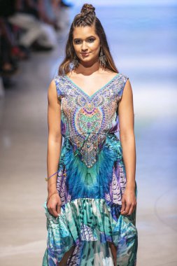 Bir modeli pist Tasarımcısı Luxeisle için sanat, kalp, moda Edition Faena Forum Miami Beach, Fl üzerinde 14 Temmuz 2018 yüzme sırasında yürür