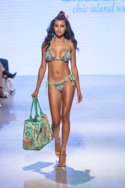 Bir modeli pist Tasarımcısı Luxeisle için sanat, kalp, moda Edition Faena Forum Miami Beach, Fl üzerinde 14 Temmuz 2018 yüzme sırasında yürür