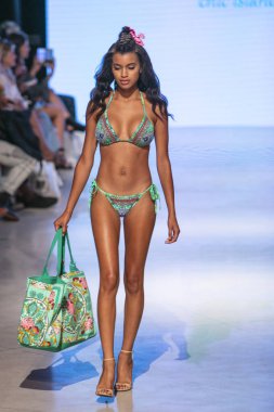 Bir modeli pist Tasarımcısı Luxeisle için sanat, kalp, moda Edition Faena Forum Miami Beach, Fl üzerinde 14 Temmuz 2018 yüzme sırasında yürür