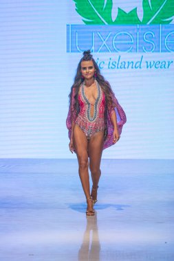 Bir modeli pist Tasarımcısı Luxeisle için sanat, kalp, moda Edition Faena Forum Miami Beach, Fl üzerinde 14 Temmuz 2018 yüzme sırasında yürür