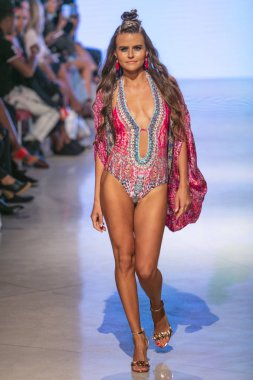  Bir modeli pist Tasarımcısı Luxeisle için sanat, kalp, moda Edition Faena Forum Miami Beach, Fl üzerinde 14 Temmuz 2018 yüzme sırasında yürür