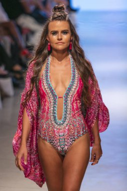  Bir modeli pist Tasarımcısı Luxeisle için sanat, kalp, moda Edition Faena Forum Miami Beach, Fl üzerinde 14 Temmuz 2018 yüzme sırasında yürür