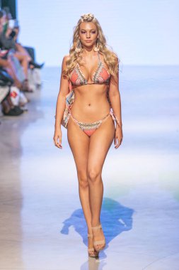  Bir modeli pist Tasarımcısı Luxeisle için sanat, kalp, moda Edition Faena Forum Miami Beach, Fl üzerinde 14 Temmuz 2018 yüzme sırasında yürür