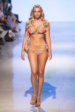  Bir modeli pist Tasarımcısı Luxeisle için sanat, kalp, moda Edition Faena Forum Miami Beach, Fl üzerinde 14 Temmuz 2018 yüzme sırasında yürür