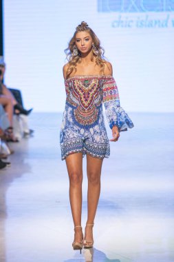  Bir modeli pist Tasarımcısı Luxeisle için sanat, kalp, moda Edition Faena Forum Miami Beach, Fl üzerinde 14 Temmuz 2018 yüzme sırasında yürür