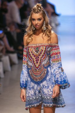  Bir modeli pist Tasarımcısı Luxeisle için sanat, kalp, moda Edition Faena Forum Miami Beach, Fl üzerinde 14 Temmuz 2018 yüzme sırasında yürür