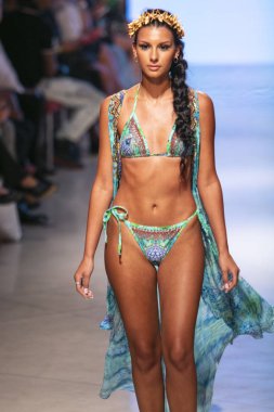  Bir modeli pist Tasarımcısı Luxeisle için sanat, kalp, moda Edition Faena Forum Miami Beach, Fl üzerinde 14 Temmuz 2018 yüzme sırasında yürür