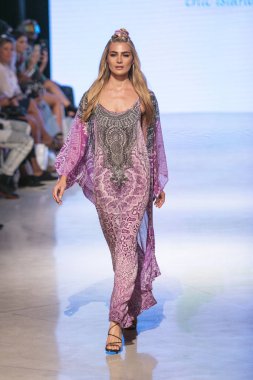  Bir modeli pist Tasarımcısı Luxeisle için sanat, kalp, moda Edition Faena Forum Miami Beach, Fl üzerinde 14 Temmuz 2018 yüzme sırasında yürür