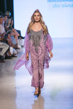  Bir modeli pist Tasarımcısı Luxeisle için sanat, kalp, moda Edition Faena Forum Miami Beach, Fl üzerinde 14 Temmuz 2018 yüzme sırasında yürür