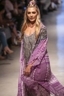  Bir modeli pist Tasarımcısı Luxeisle için sanat, kalp, moda Edition Faena Forum Miami Beach, Fl üzerinde 14 Temmuz 2018 yüzme sırasında yürür