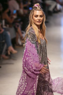  Bir modeli pist Tasarımcısı Luxeisle için sanat, kalp, moda Edition Faena Forum Miami Beach, Fl üzerinde 14 Temmuz 2018 yüzme sırasında yürür