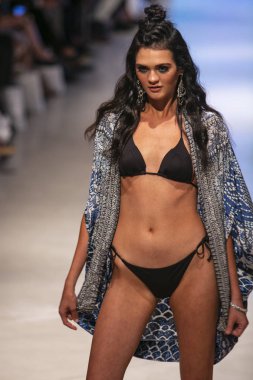  Bir modeli pist Tasarımcısı Luxeisle için sanat, kalp, moda Edition Faena Forum Miami Beach, Fl üzerinde 14 Temmuz 2018 yüzme sırasında yürür