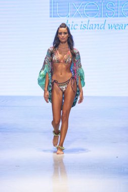  Bir modeli pist Tasarımcısı Luxeisle için sanat, kalp, moda Edition Faena Forum Miami Beach, Fl üzerinde 14 Temmuz 2018 yüzme sırasında yürür