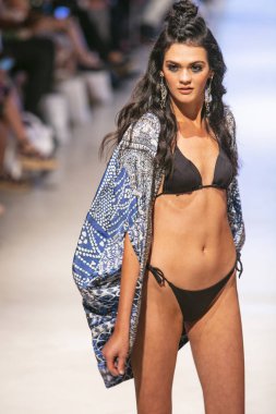  Bir modeli pist Tasarımcısı Luxeisle için sanat, kalp, moda Edition Faena Forum Miami Beach, Fl üzerinde 14 Temmuz 2018 yüzme sırasında yürür