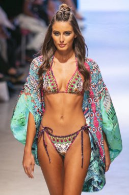  Bir modeli pist Tasarımcısı Luxeisle için sanat, kalp, moda Edition Faena Forum Miami Beach, Fl üzerinde 14 Temmuz 2018 yüzme sırasında yürür