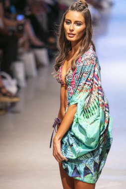  Bir modeli pist Tasarımcısı Luxeisle için sanat, kalp, moda Edition Faena Forum Miami Beach, Fl üzerinde 14 Temmuz 2018 yüzme sırasında yürür