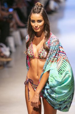  Bir modeli pist Tasarımcısı Luxeisle için sanat, kalp, moda Edition Faena Forum Miami Beach, Fl üzerinde 14 Temmuz 2018 yüzme sırasında yürür