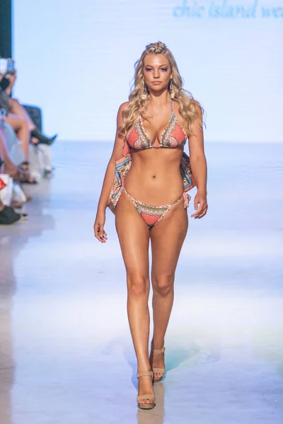 Model Walks Runway Designer Luxeisle Art Hearts Fashion Swim Edition — Stock Photo, Image
