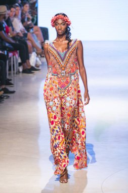  Bir modeli pist Tasarımcısı Luxeisle için sanat, kalp, moda Edition Faena Forum Miami Beach, Fl üzerinde 14 Temmuz 2018 yüzme sırasında yürür