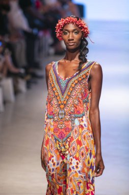  Bir modeli pist Tasarımcısı Luxeisle için sanat, kalp, moda Edition Faena Forum Miami Beach, Fl üzerinde 14 Temmuz 2018 yüzme sırasında yürür