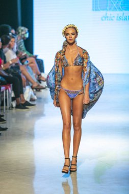  Bir modeli pist Tasarımcısı Luxeisle için sanat, kalp, moda Edition Faena Forum Miami Beach, Fl üzerinde 14 Temmuz 2018 yüzme sırasında yürür