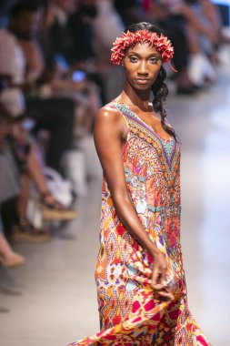  Bir modeli pist Tasarımcısı Luxeisle için sanat, kalp, moda Edition Faena Forum Miami Beach, Fl üzerinde 14 Temmuz 2018 yüzme sırasında yürür