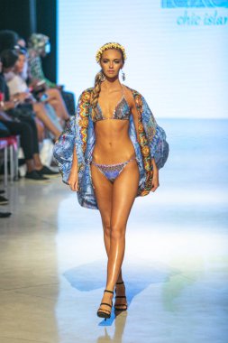  Bir modeli pist Tasarımcısı Luxeisle için sanat, kalp, moda Edition Faena Forum Miami Beach, Fl üzerinde 14 Temmuz 2018 yüzme sırasında yürür