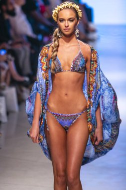  Bir modeli pist Tasarımcısı Luxeisle için sanat, kalp, moda Edition Faena Forum Miami Beach, Fl üzerinde 14 Temmuz 2018 yüzme sırasında yürür