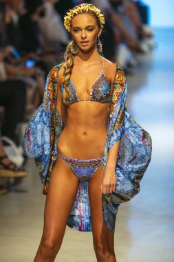  Bir modeli pist Tasarımcısı Luxeisle için sanat, kalp, moda Edition Faena Forum Miami Beach, Fl üzerinde 14 Temmuz 2018 yüzme sırasında yürür