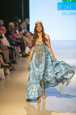  Bir modeli pist Tasarımcısı Luxeisle için sanat, kalp, moda Edition Faena Forum Miami Beach, Fl üzerinde 14 Temmuz 2018 yüzme sırasında yürür