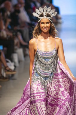  Bir modeli pist Tasarımcısı Luxeisle için sanat, kalp, moda Edition Faena Forum Miami Beach, Fl üzerinde 14 Temmuz 2018 yüzme sırasında yürür